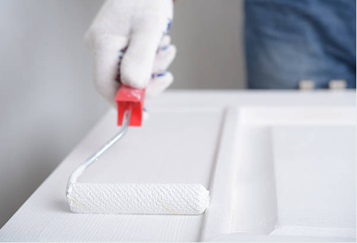 Sempre com preparo tècnico da superficie, lixamento, correção de imperfeições e aplicação uniforme da tinta.